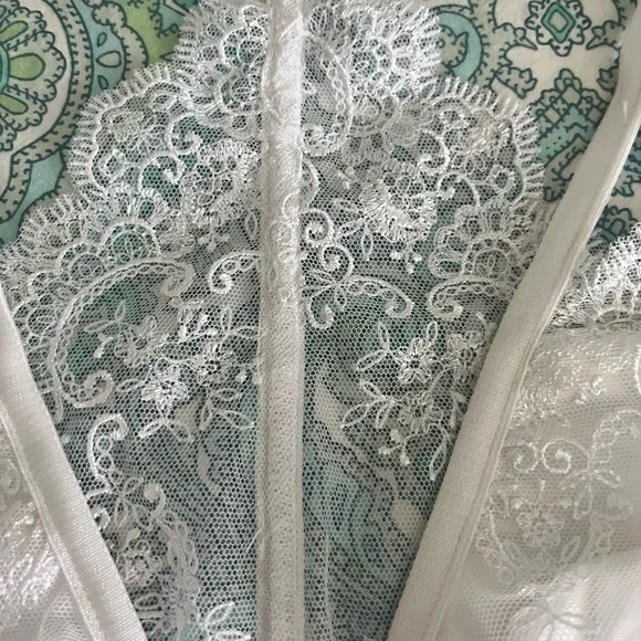 Beach Bunny Lace bralette bikini top. Large. - Picture 4 of 8